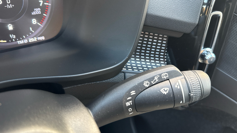 Volvo Xc40 2.0 B4P R DESIGN Pro 5dr Auto Petrol Estate